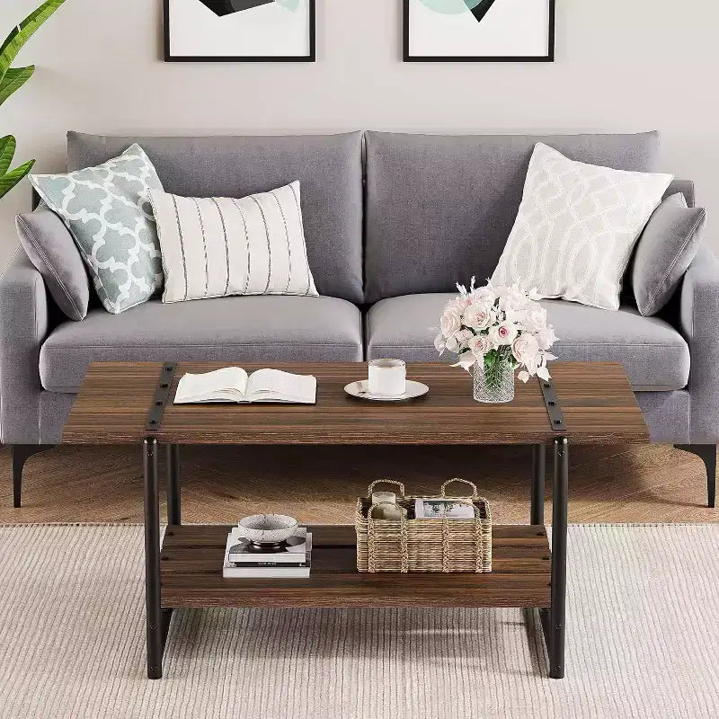 Table basse rectangulaire 41 avec 2 niveaux de rangement, plateau brun noyer et cadre en acier noir, robuste et peu encombrante pour salon, bureau, appartement