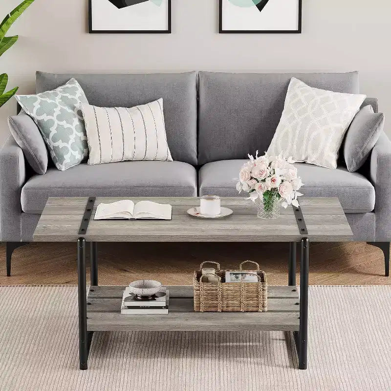 Table basse rectangulaire 41 avec 2 niveaux de rangement, plateau brun noyer et cadre en acier noir, robuste et peu encombrante pour salon, bureau, appartement